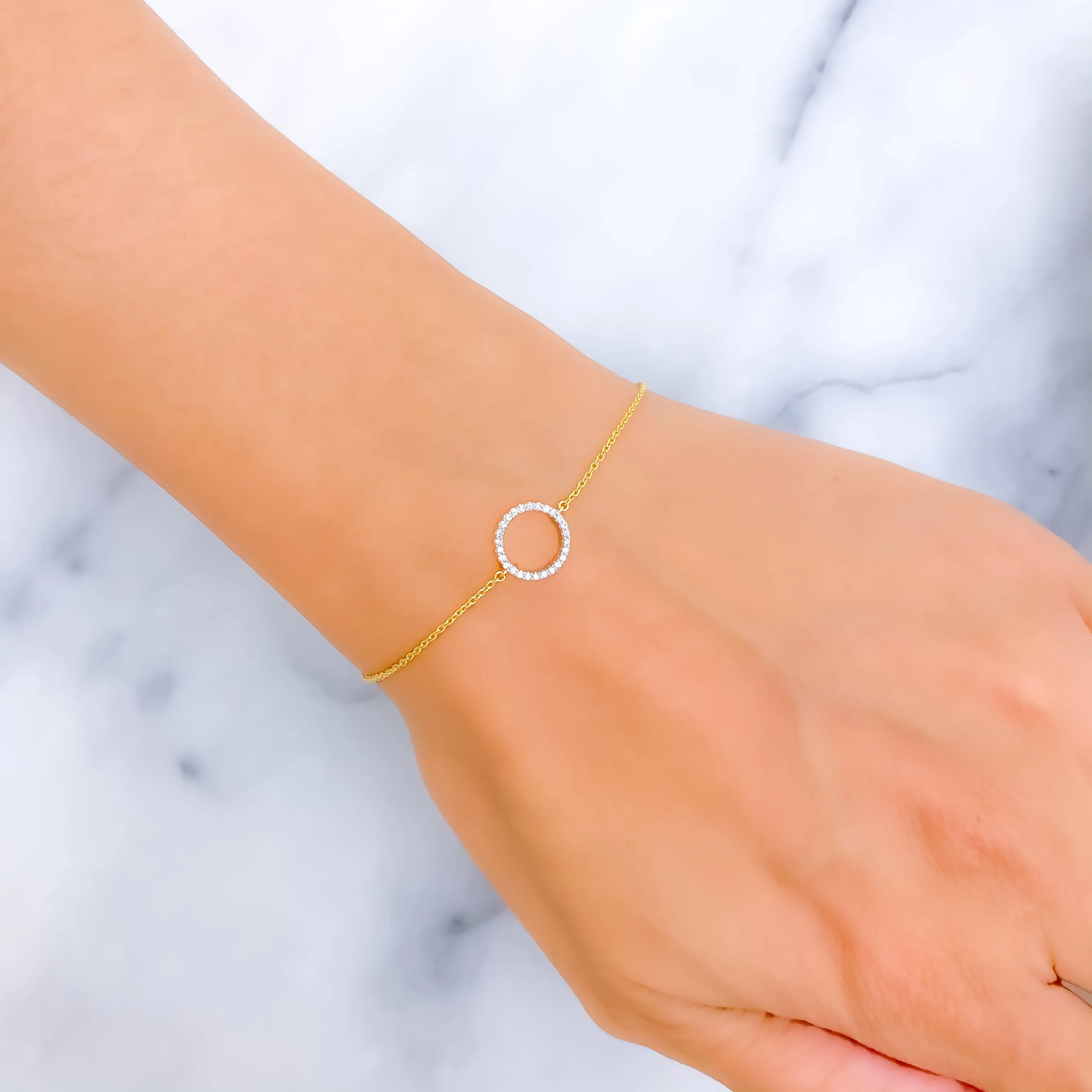 Bright Halo-Shaped Diamond   18k Gold Bracelet