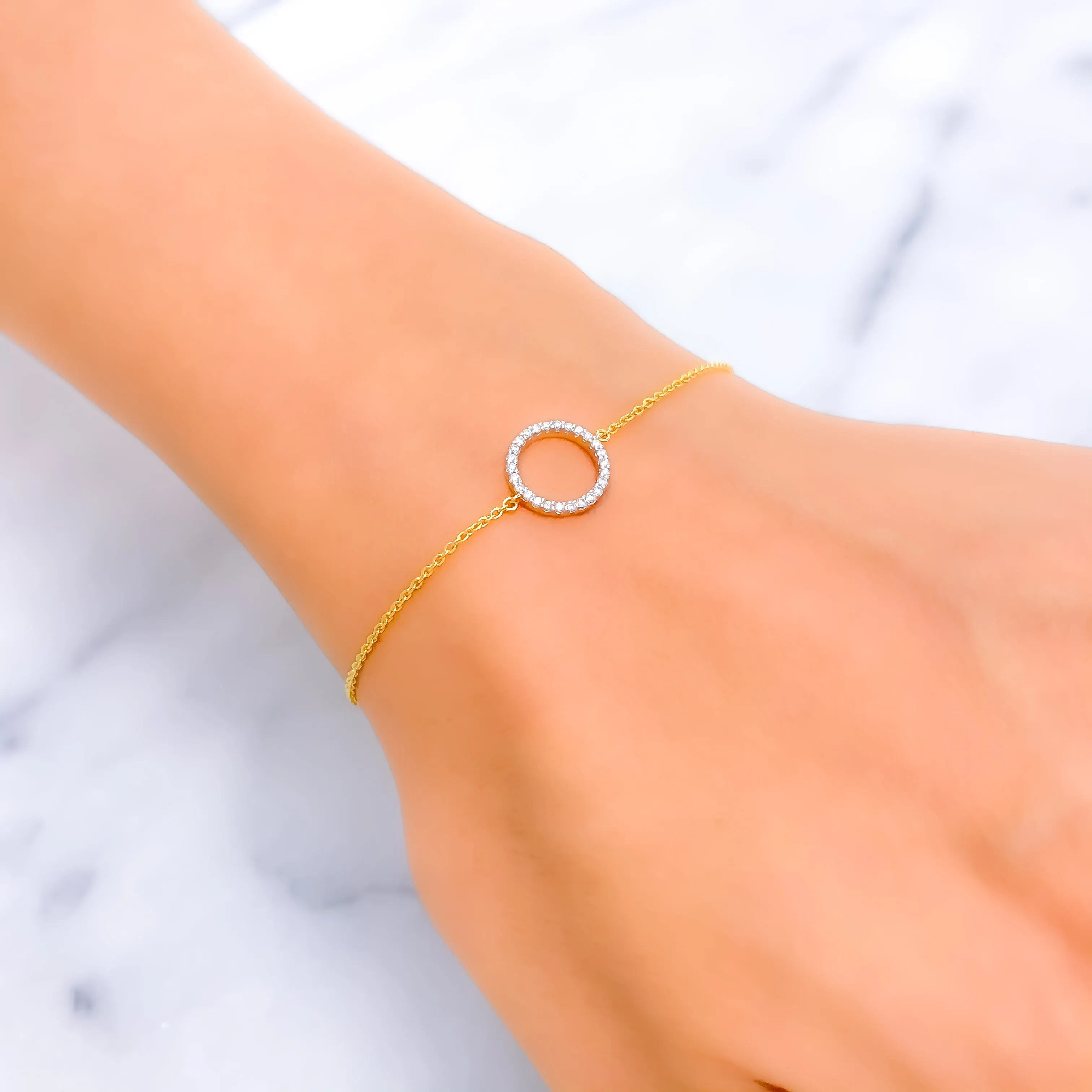 Bright Halo-Shaped Diamond   18k Gold Bracelet