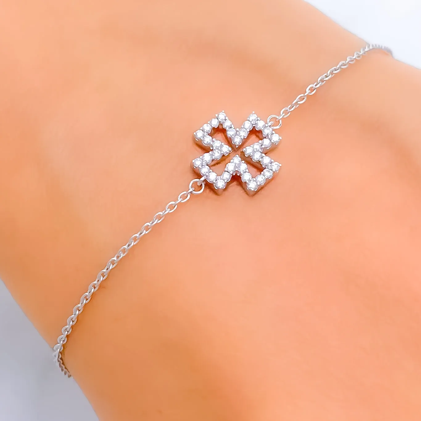 Lavish Twinkling Floral Diamond   18k Gold Bracelet
