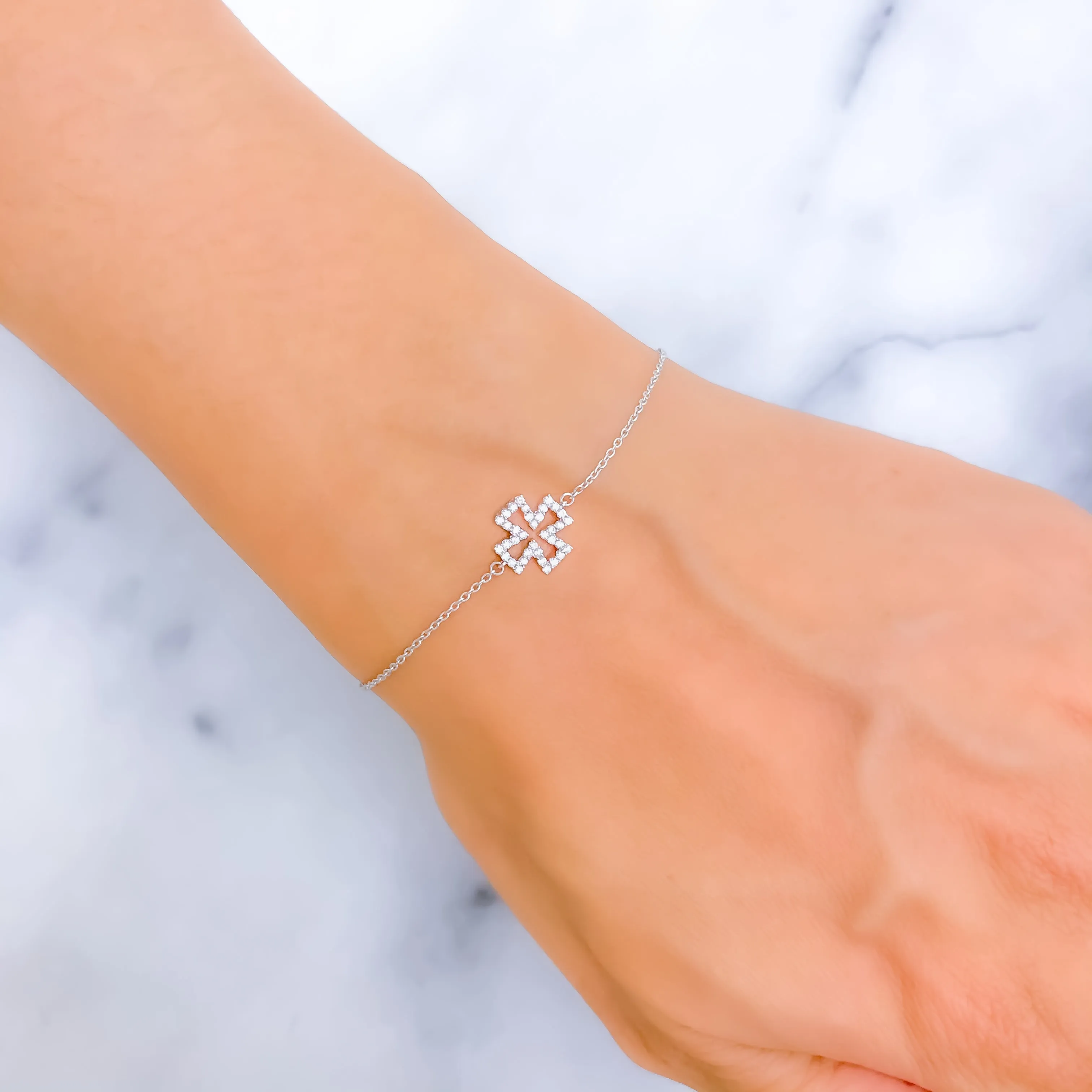 Lavish Twinkling Floral Diamond   18k Gold Bracelet