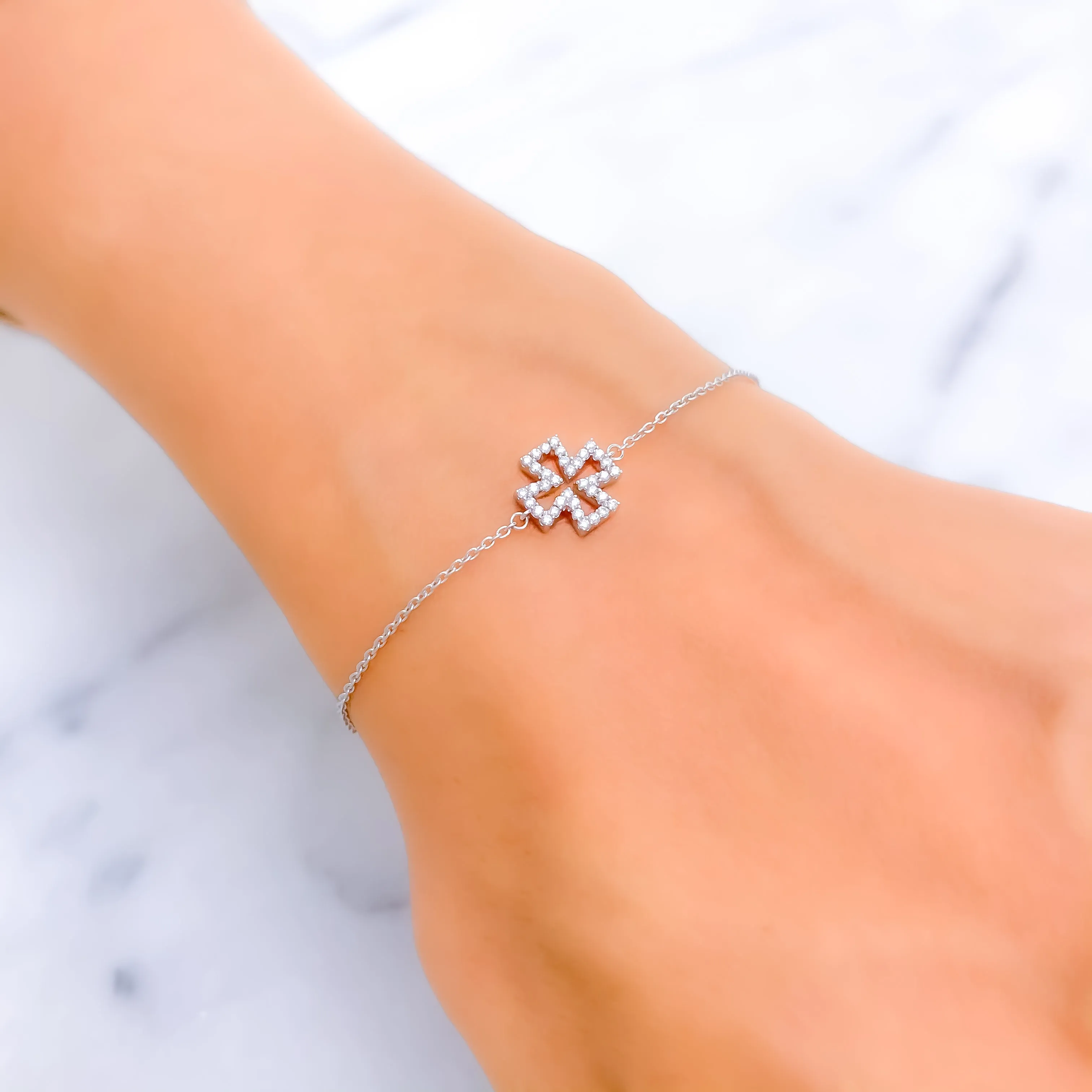 Lavish Twinkling Floral Diamond   18k Gold Bracelet