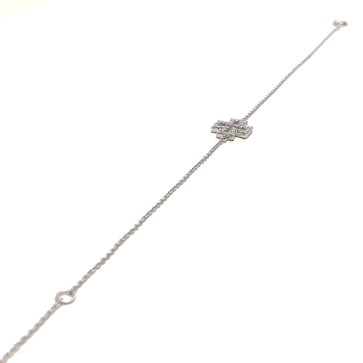 Lavish Twinkling Floral Diamond   18k Gold Bracelet