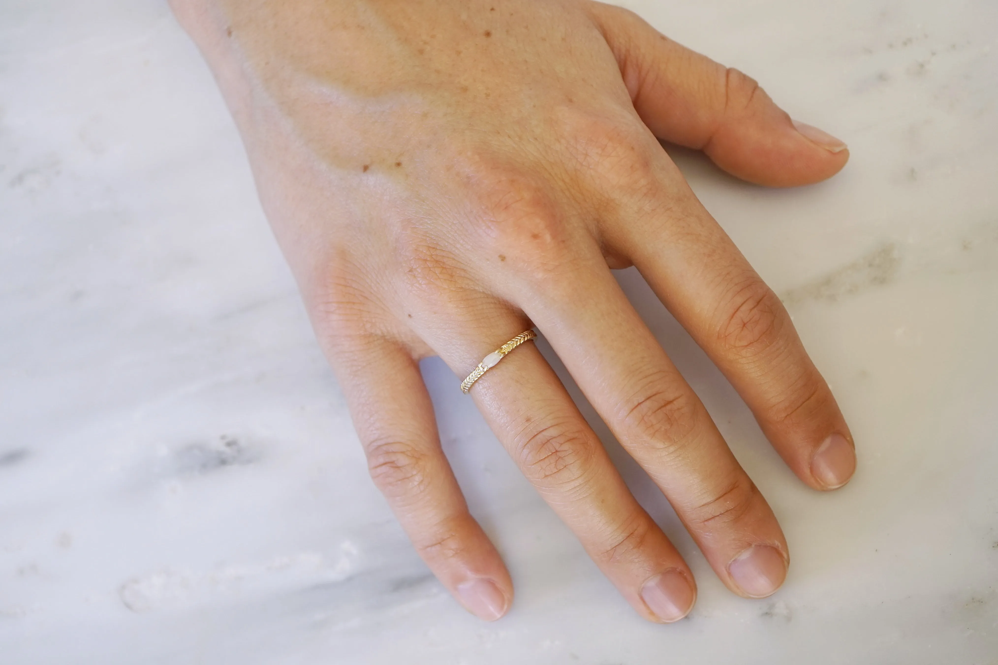 Opal solitaire ring with details in 14K gold