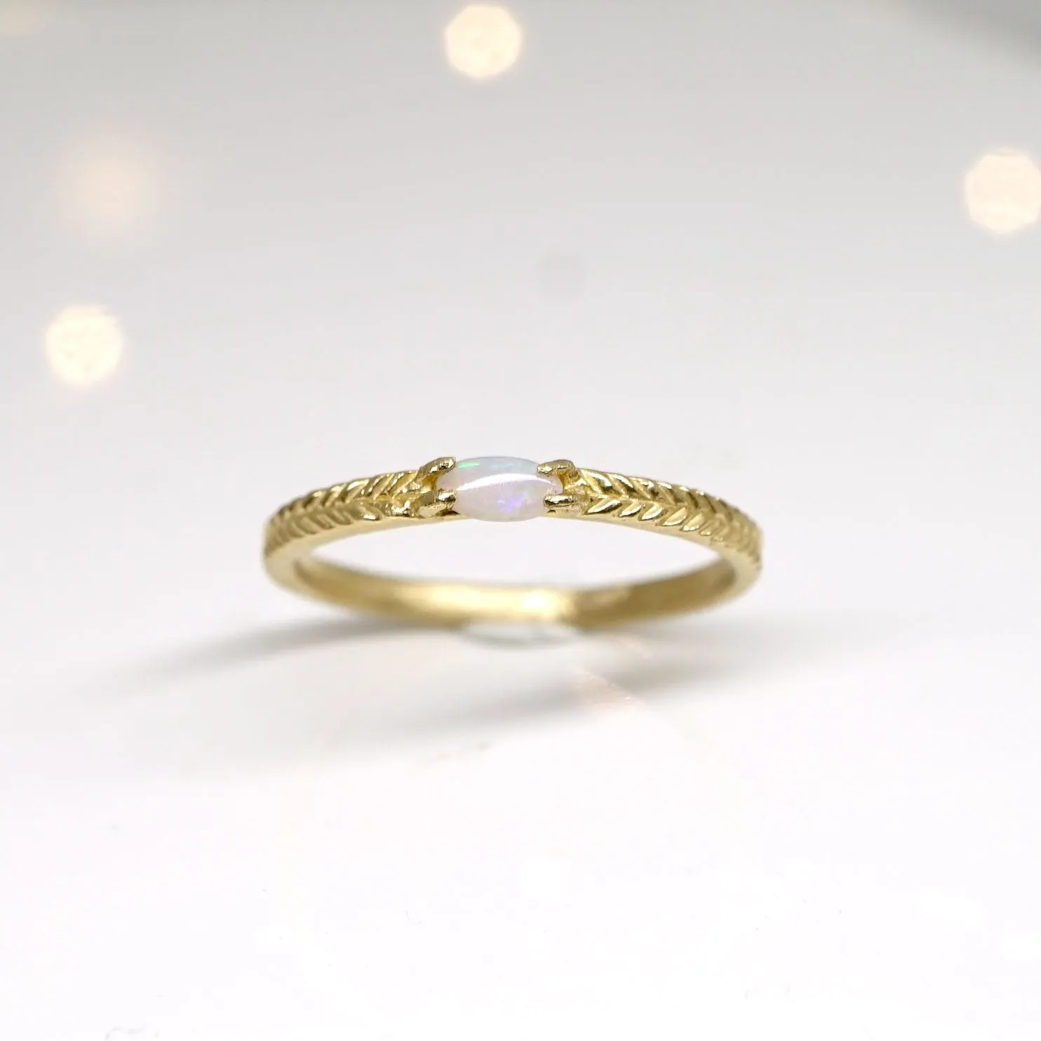 Opal solitaire ring with details in 14K gold