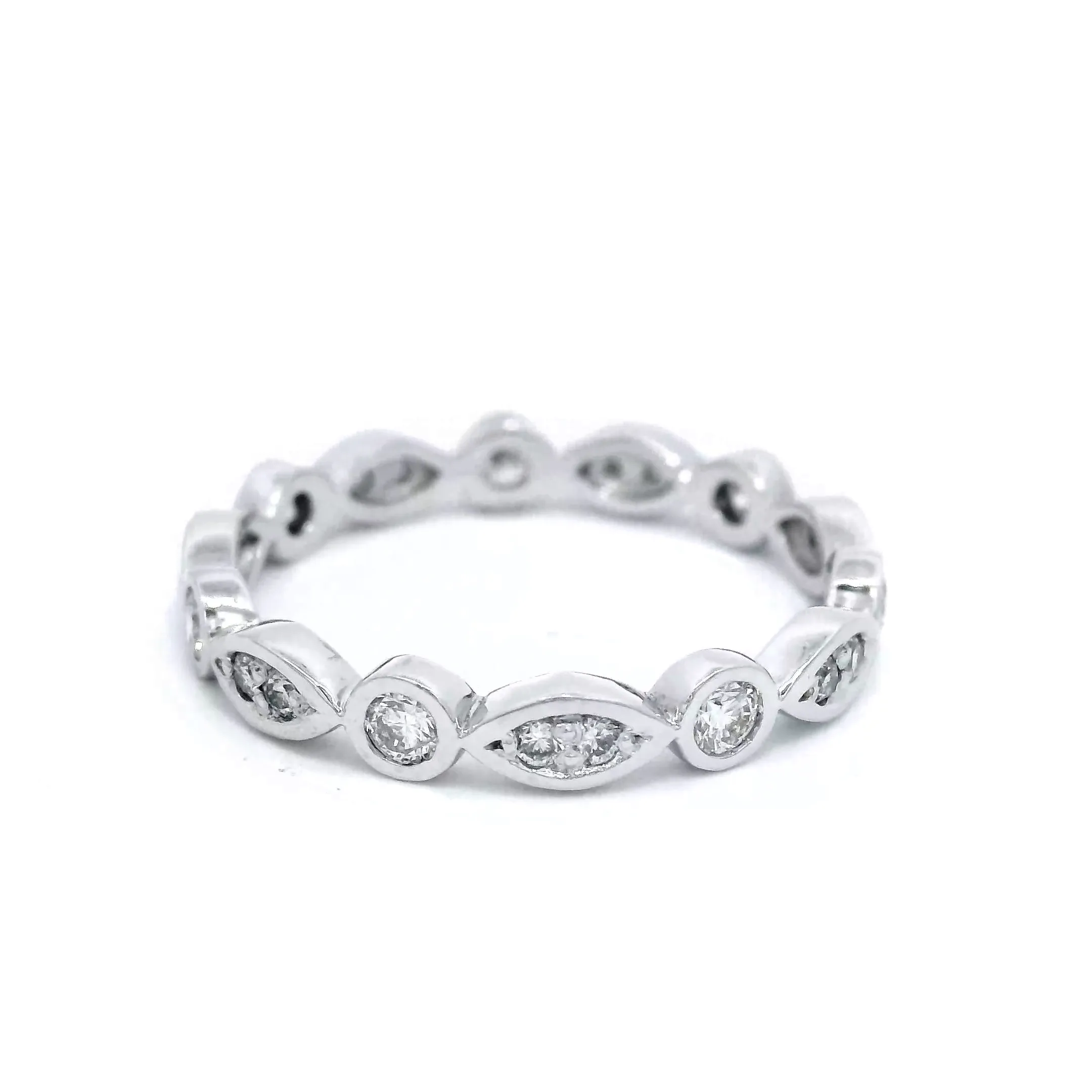 PLATINUM & DIA BEZEL SET RING. PATTERN ALL WAY AROUND RING SZ M