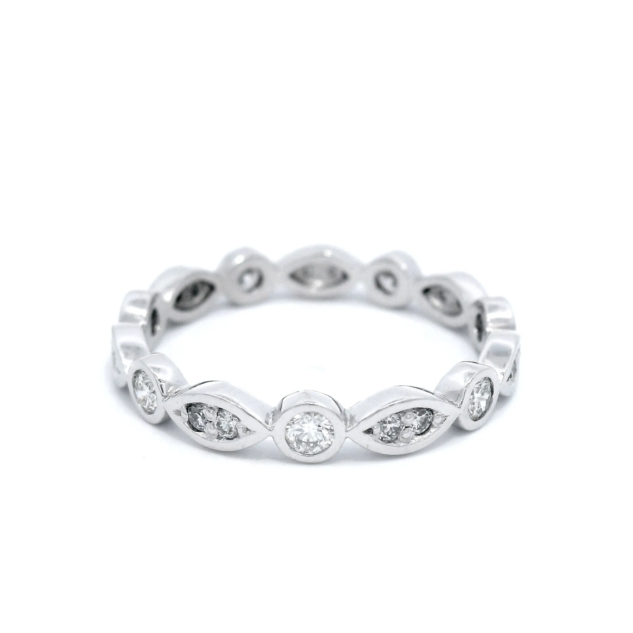 PLATINUM & DIA BEZEL SET RING. PATTERN ALL WAY AROUND RING SZ M