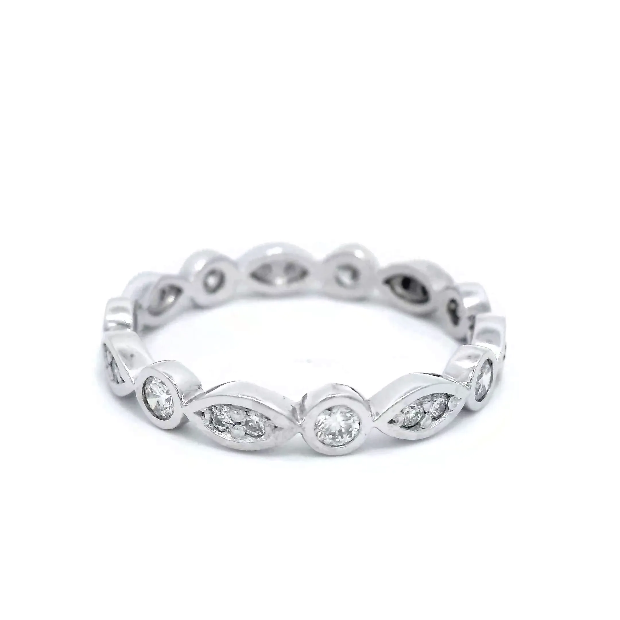 PLATINUM & DIA BEZEL SET RING. PATTERN ALL WAY AROUND RING SZ M