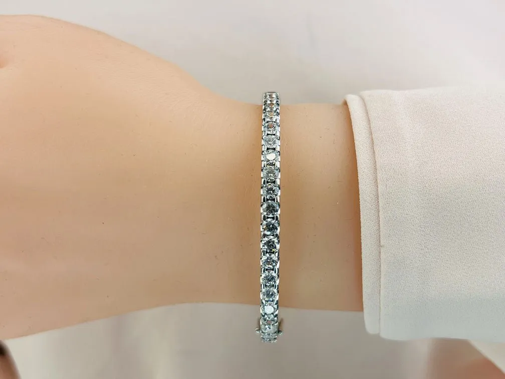 Shared Prong Oval Lab-Grown Diamond Bangle with 1.44 ct.(finished) 2.2mm