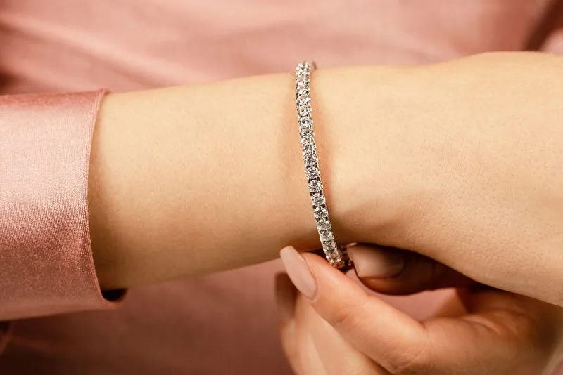 Shared Prong Oval Lab-Grown Diamond Bangle with 1.44 ct.(finished) 2.2mm