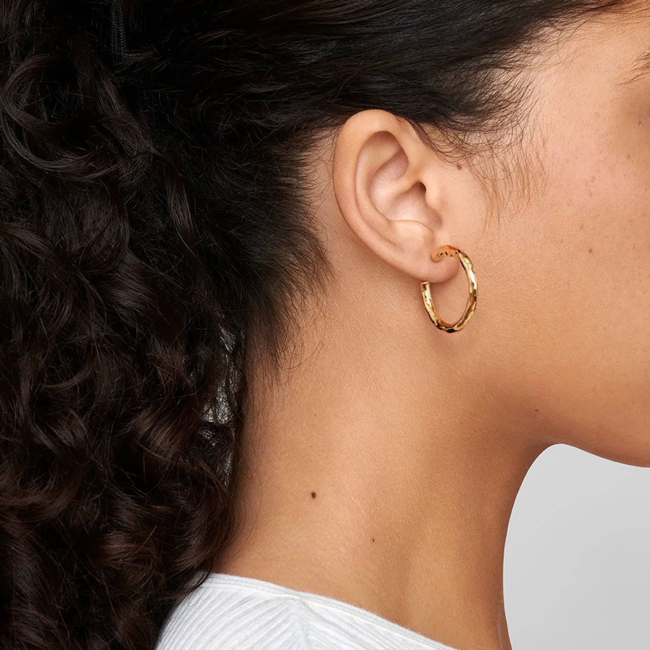 Small Hammered Hoop Earrings in 18K Gold