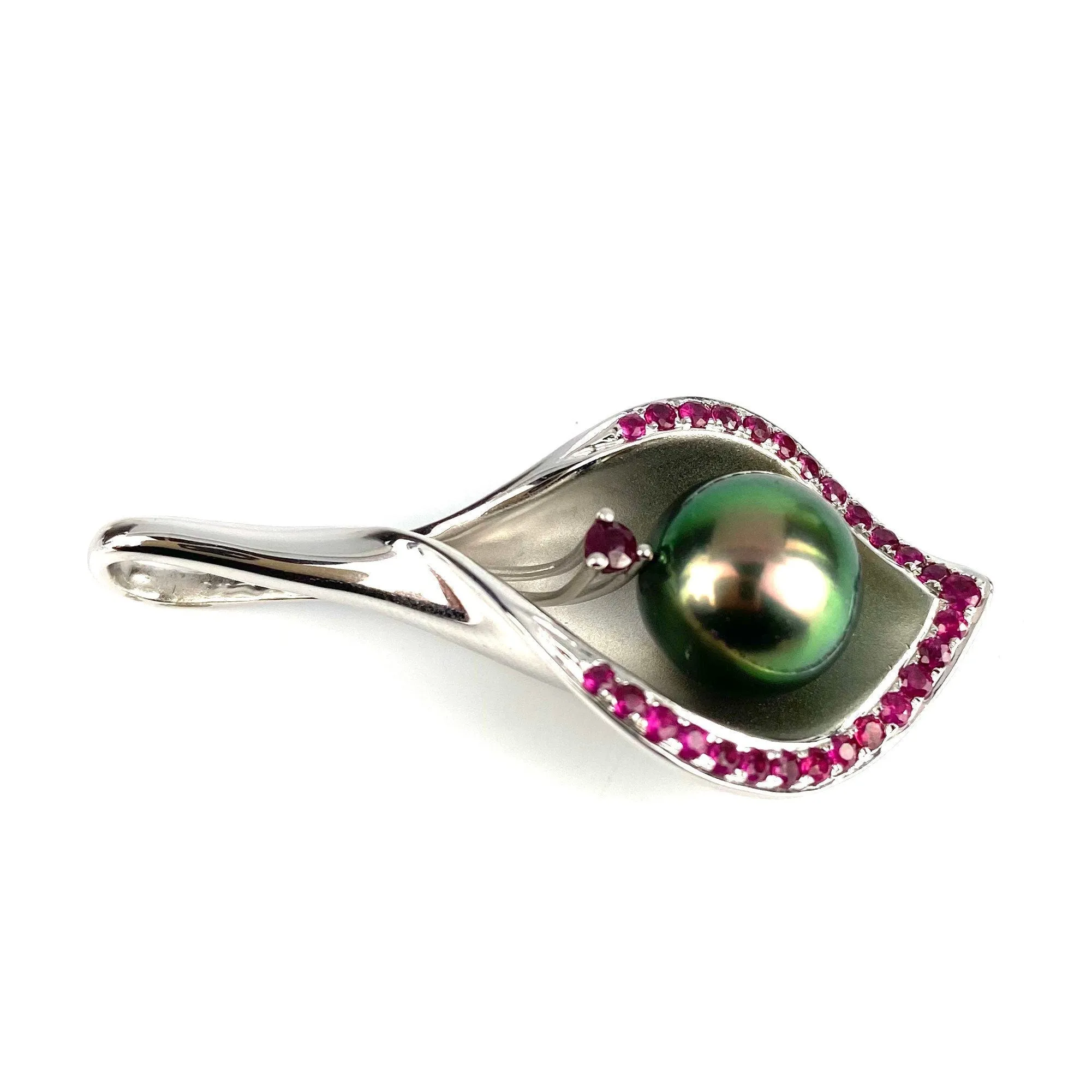 Stunning 14K White Gold W/ 0.67 CT Sapphires W/ 10mm Tahitian Pearl