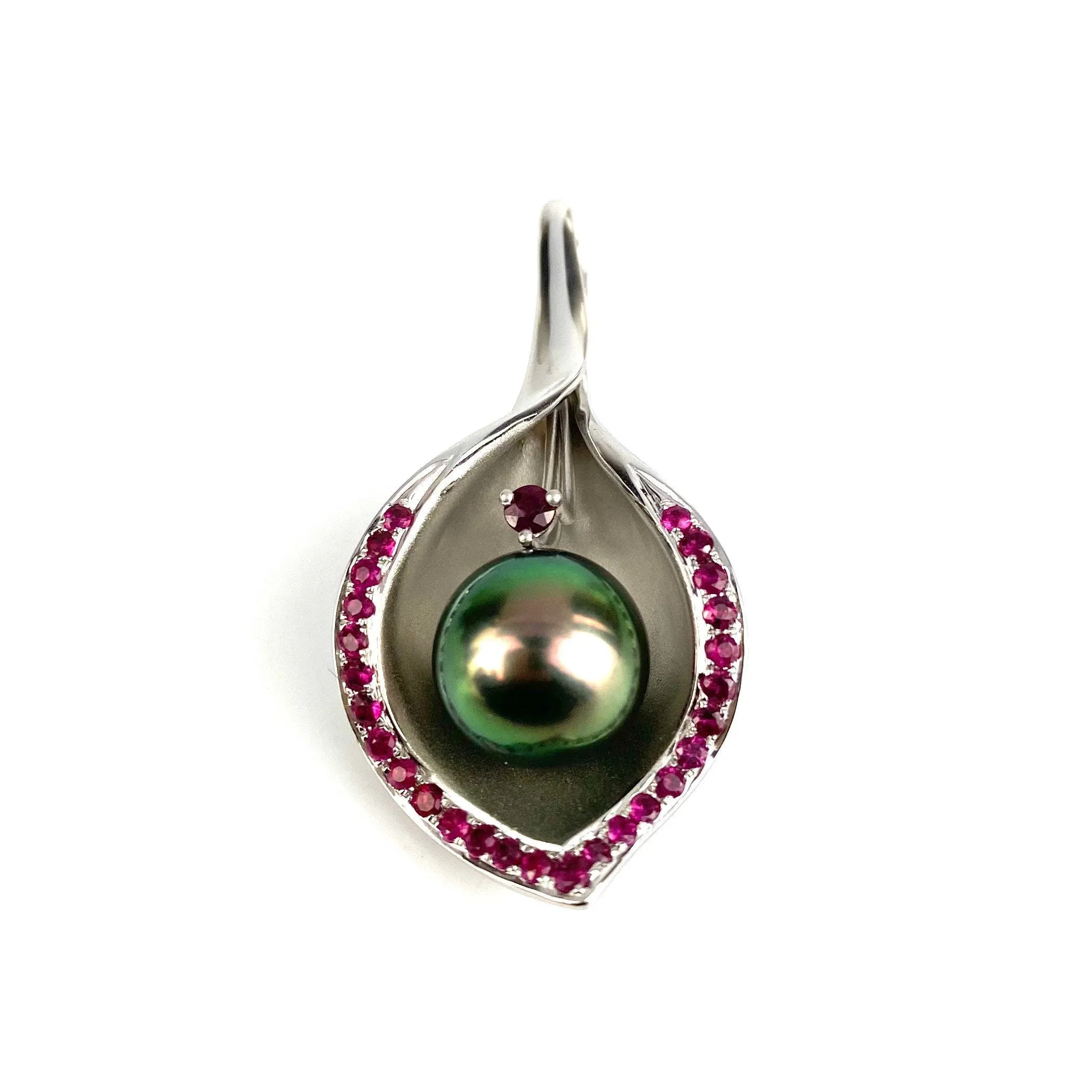 Stunning 14K White Gold W/ 0.67 CT Sapphires W/ 10mm Tahitian Pearl