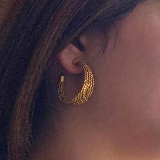 Twisted cluster hoops